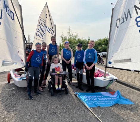Ties (13) zeilt het IJsselmeer over voor kind-ambassadeur Else