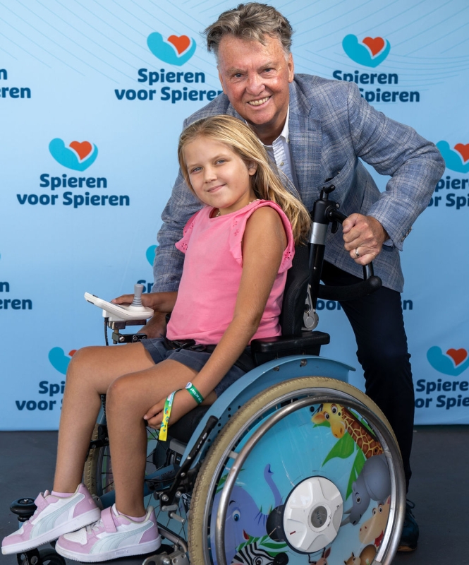 Louis van Gaal ere-ambassadeur bij Spieren voor Spieren. Op de foto met kind-ambassadeur Dana Petiet.